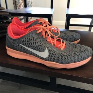 Nike women’s 8.5 zoom fit shoes